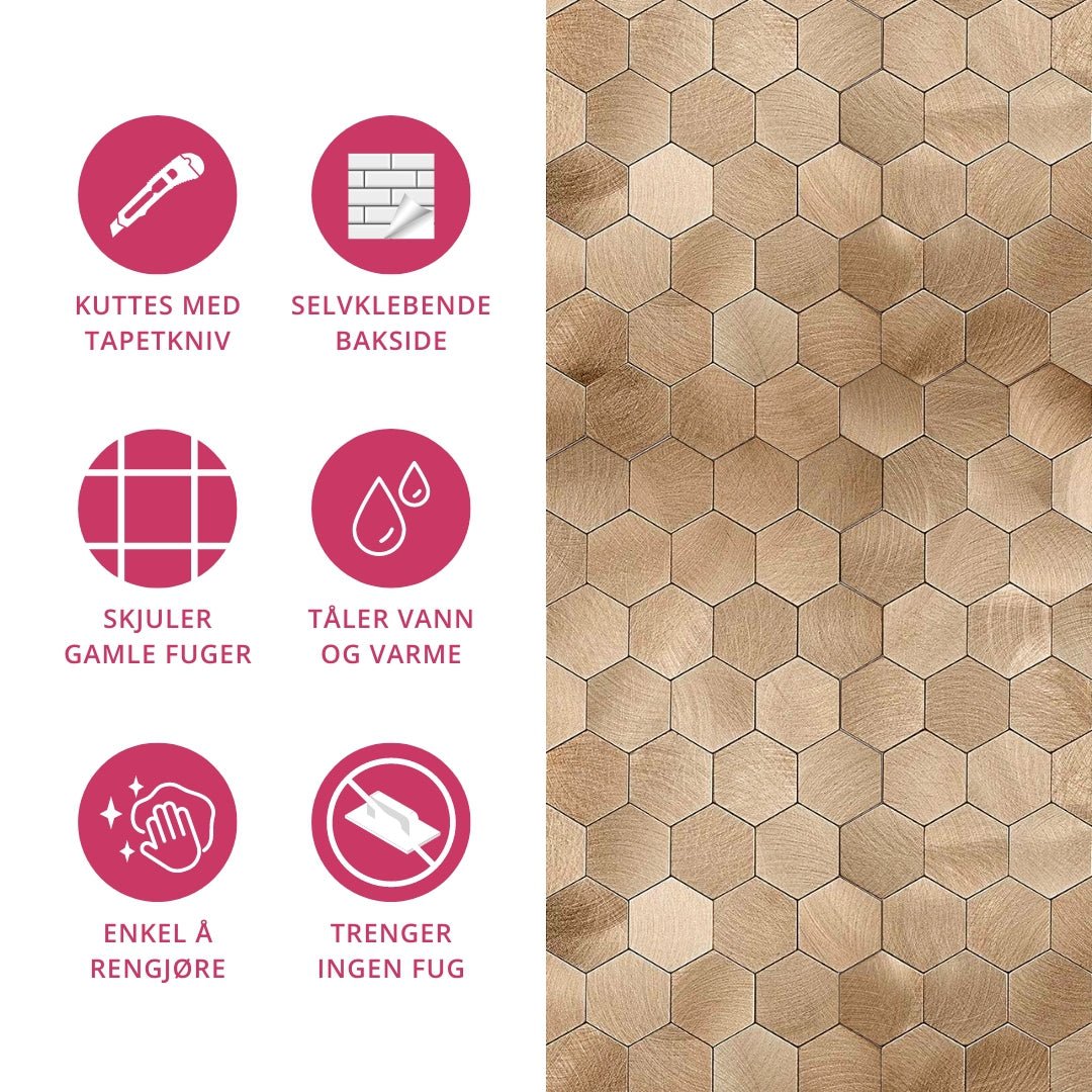 Hexagonfliser i børstet kobber giver væggen et eksklusivt udtryk og passer perfekt til køkken eller bad.