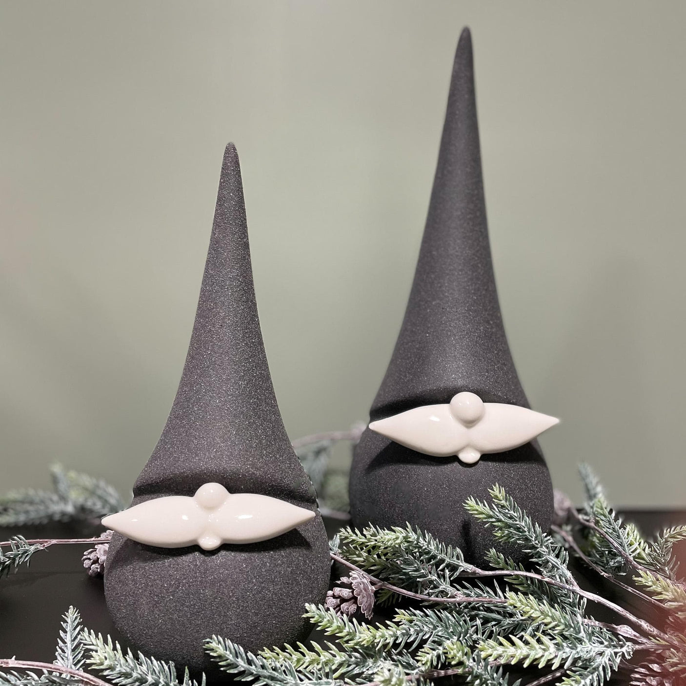 Keramikknisse i sort og hvitt på lys bakgrunn