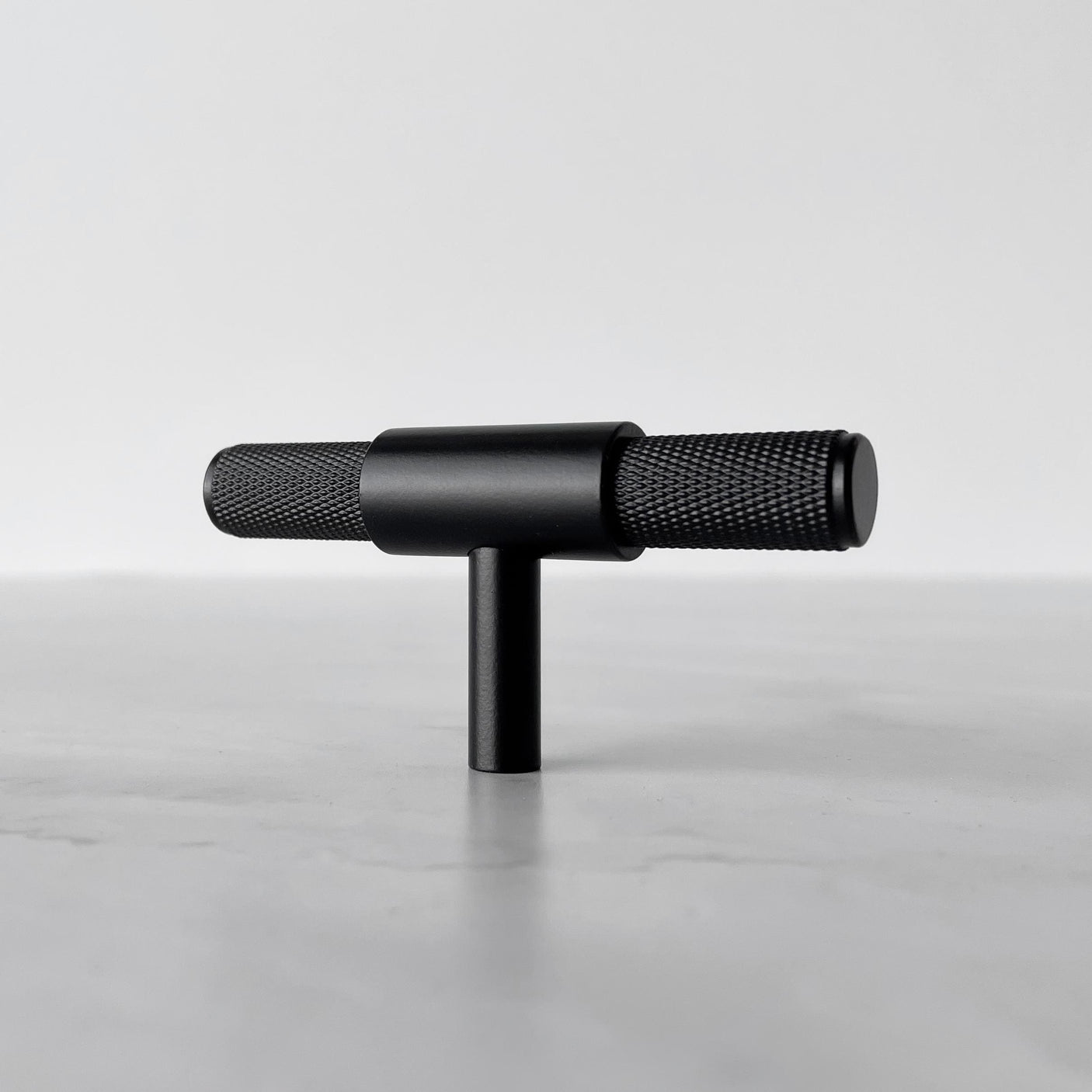 Stockholm T-bar håndtak i matt sort metall, 80 mm, moderne uttrykk for interiør.