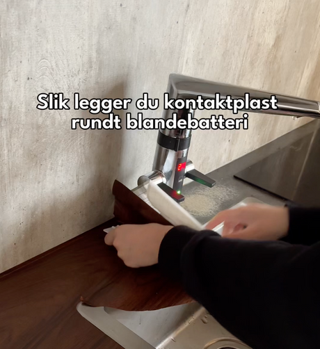 Slik legger du kontaktplast rundt blandebatteriet på kjøkkenet