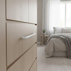 Detaljbilde av hvitt matt håndtak på trefarget benk