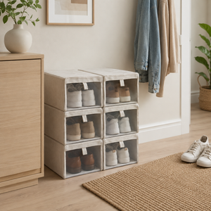 Stabelbare skobokser Dressy+ i beige, stablet i en lys nordisk entré med sko oppbevart bak transparente fronter