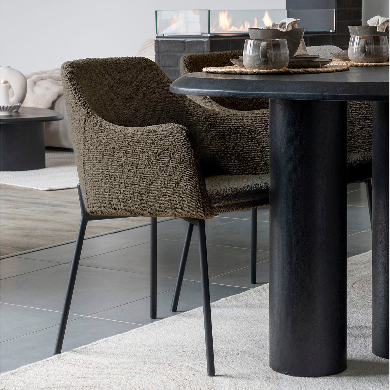 Melilla spisestoler i brun bouclé plassert rundt spisebord – moderne spisestue