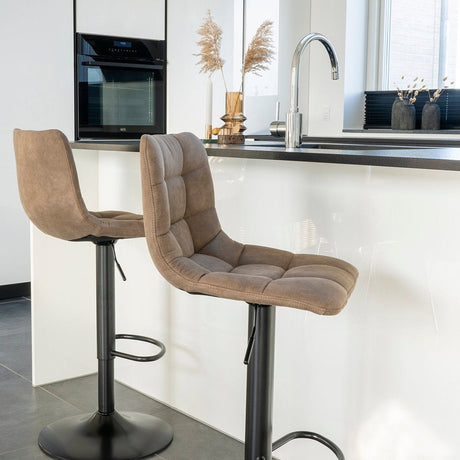 Middelfart barstol mikrofiber lys brun med sorte ben - Lindas Dekor Spisestol