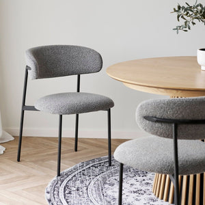 Lysegrå Mira spisebordsstoler i moderne nordisk design