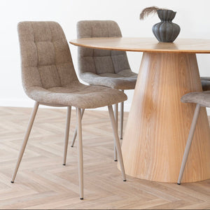 Bolton spisebord cirka 120 cm i naturlig färg på en sokkel med kvadratiskt format