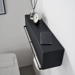 Veggmontert oppbevaringsboks Tower i sort utførelse.