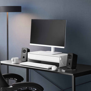 Monitorstativ i hvit utførelse med teksturert matt finish og oppbevaringsskuff