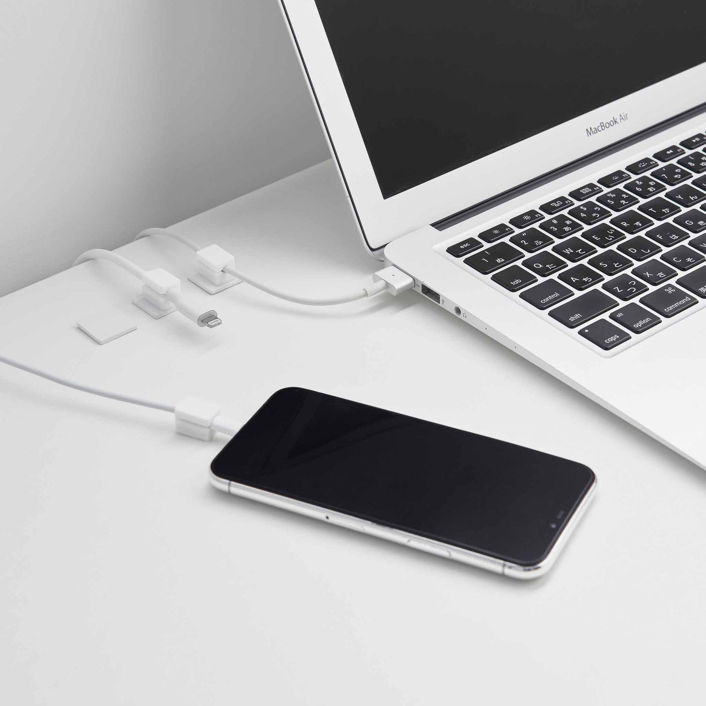 Magnetisk kabelholder i silikon med selvklebende base til ladekabler