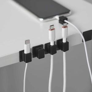 Sorte magnetiske kabelholdere med base for ryddig kabelstyring på skrivebord