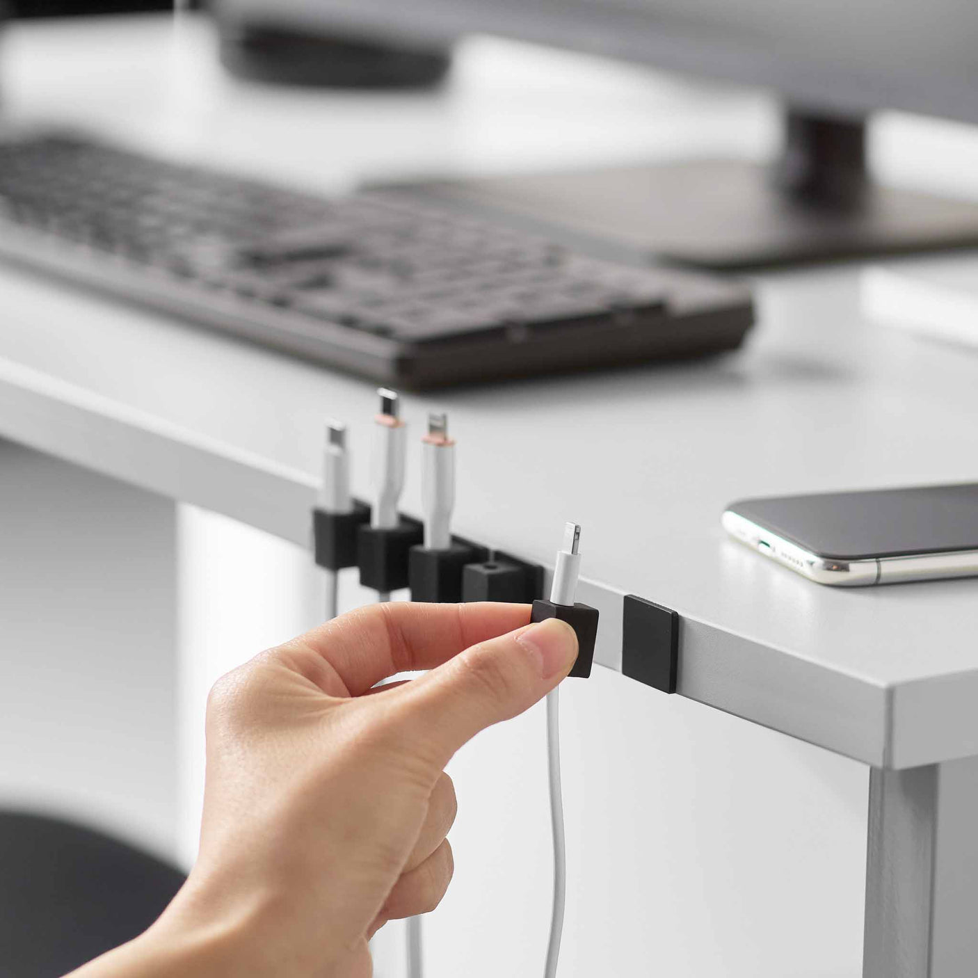 Magnetisk kabelholder i sort utførelse for organisering av små ledninger