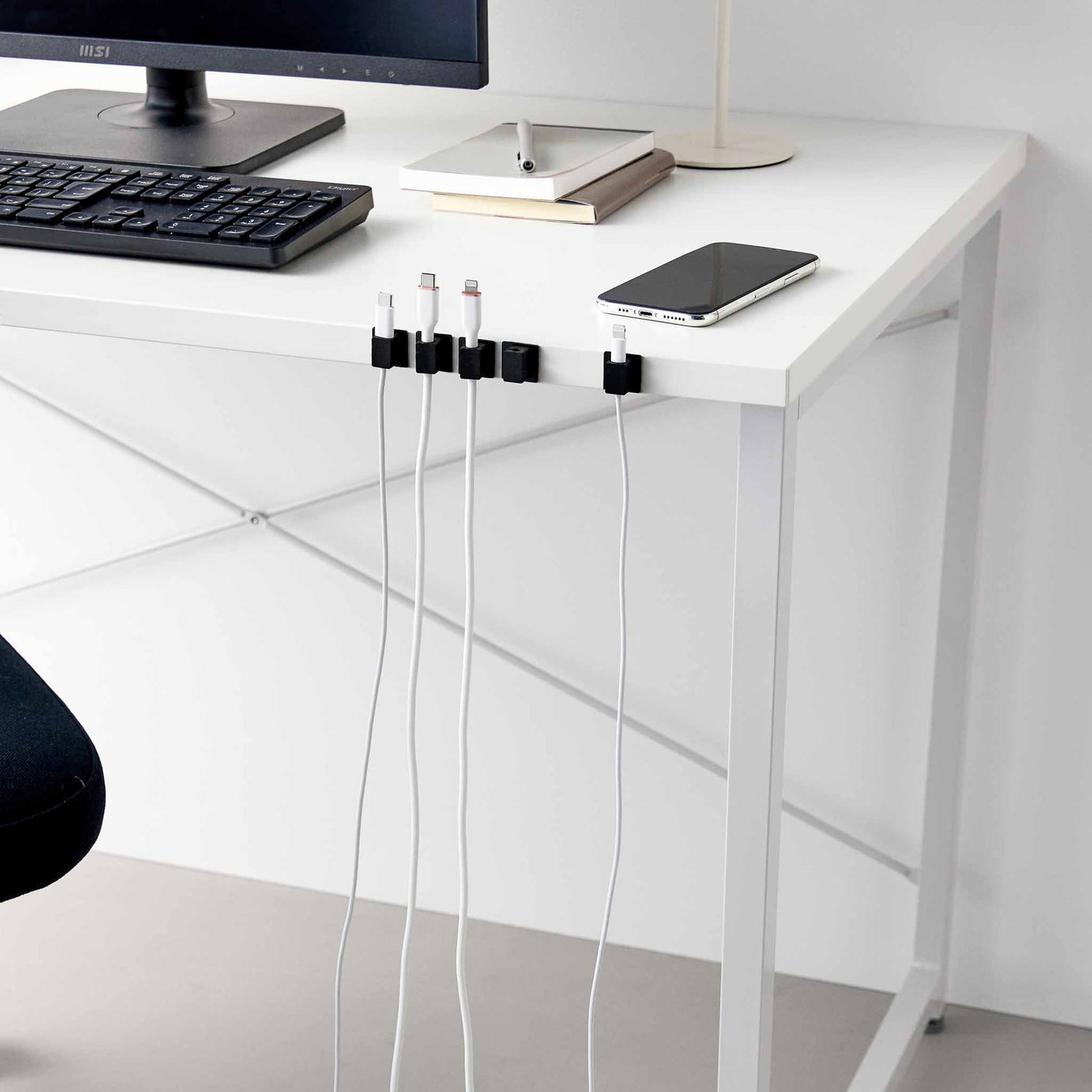 Magnetiske kabelklips i sort for ryddigere bordflate og enklere tilgang