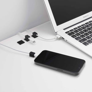 Sort kabelholder i silikon med selvklebende base til ladekabler