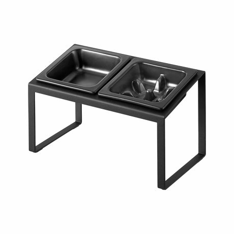 Hevet fôringsstasjon til hund med slow feeder og vannskål