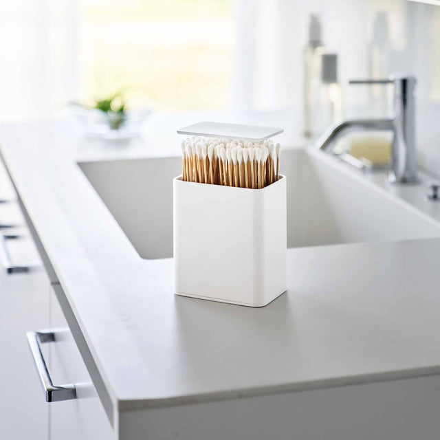 Hvit oppbevaringsboks med trykklokk og fire rom til baderomsoppbevaring