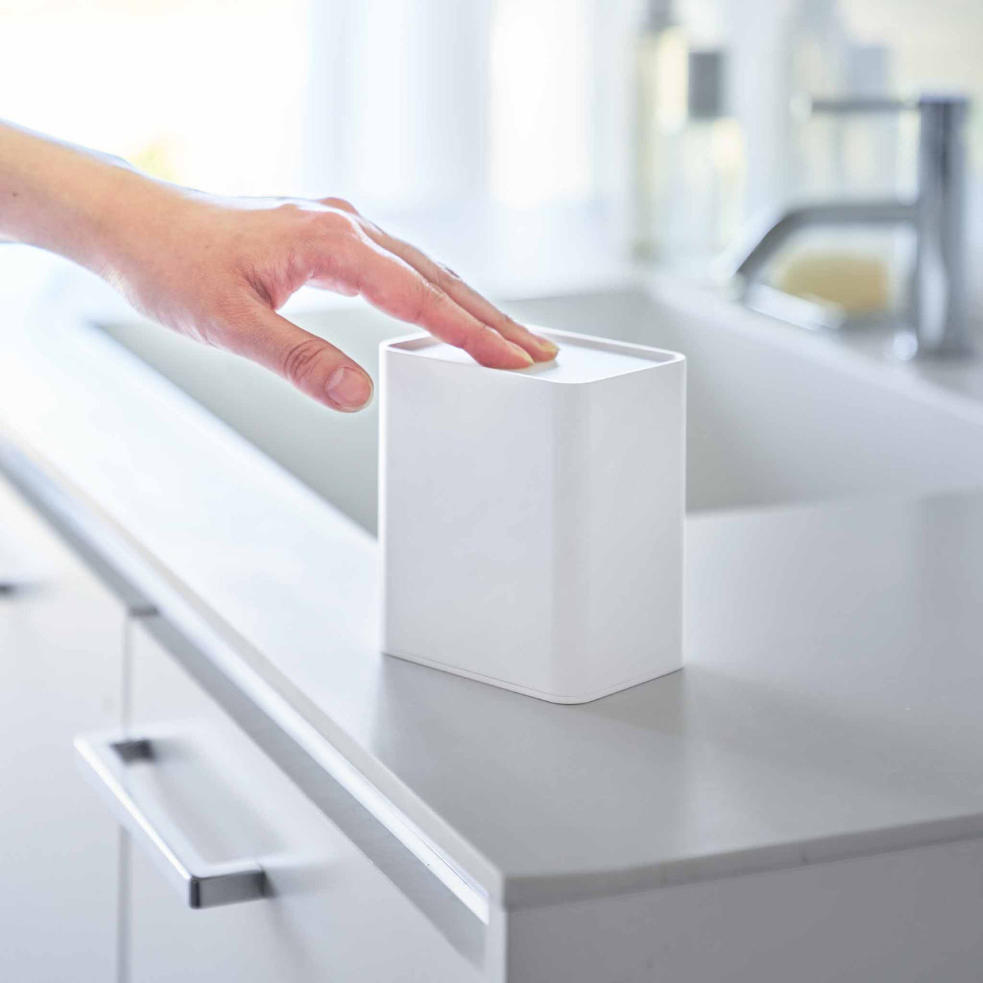 Hvit oppbevaringsbeholder for bomullspads, hårstrikker og pinsetter