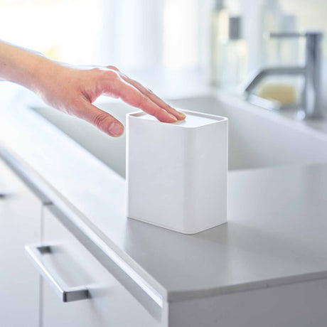 Hvit oppbevaringsbeholder for bomullspads, hårstrikker og pinsetter