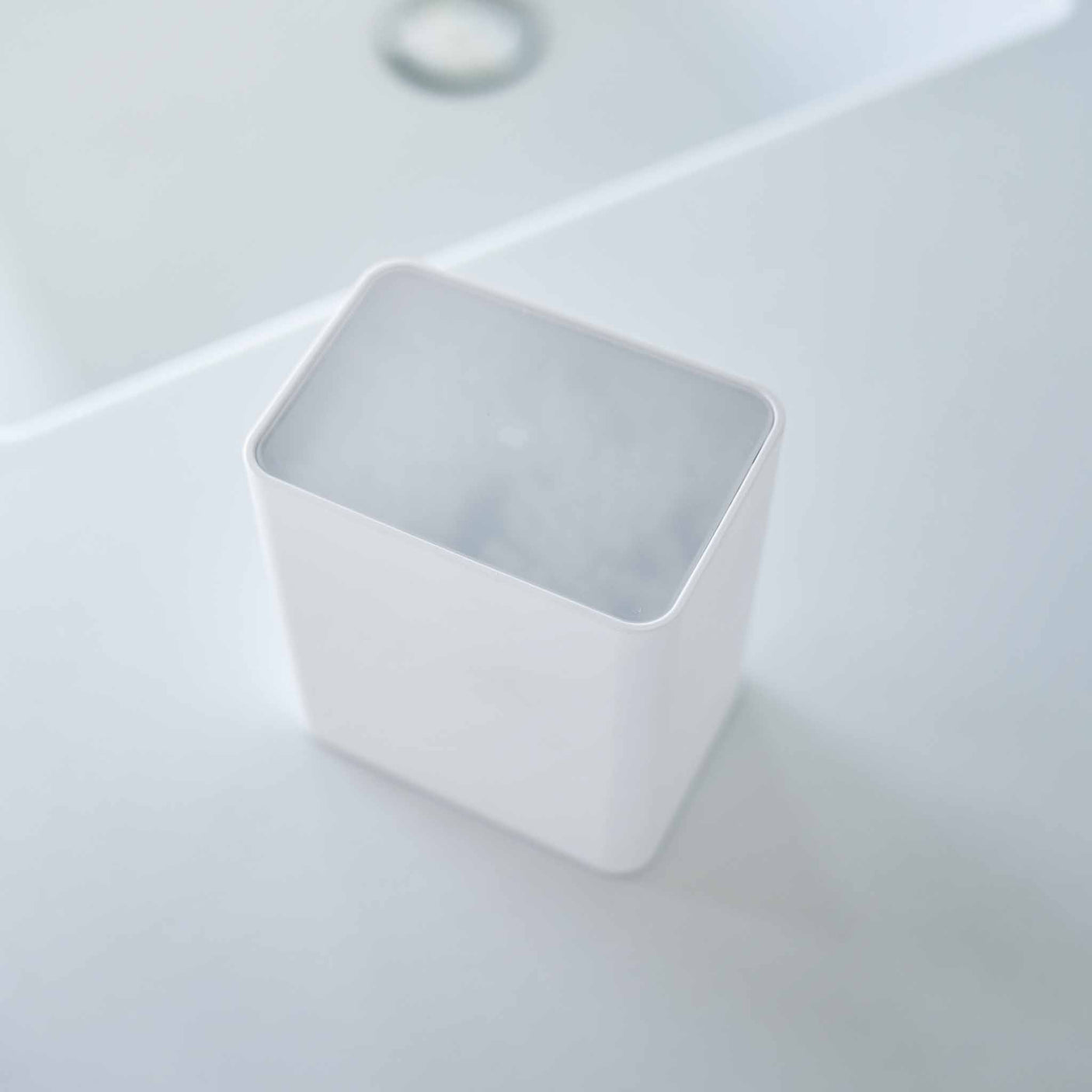 Push-up oppbevaringsboks hvit