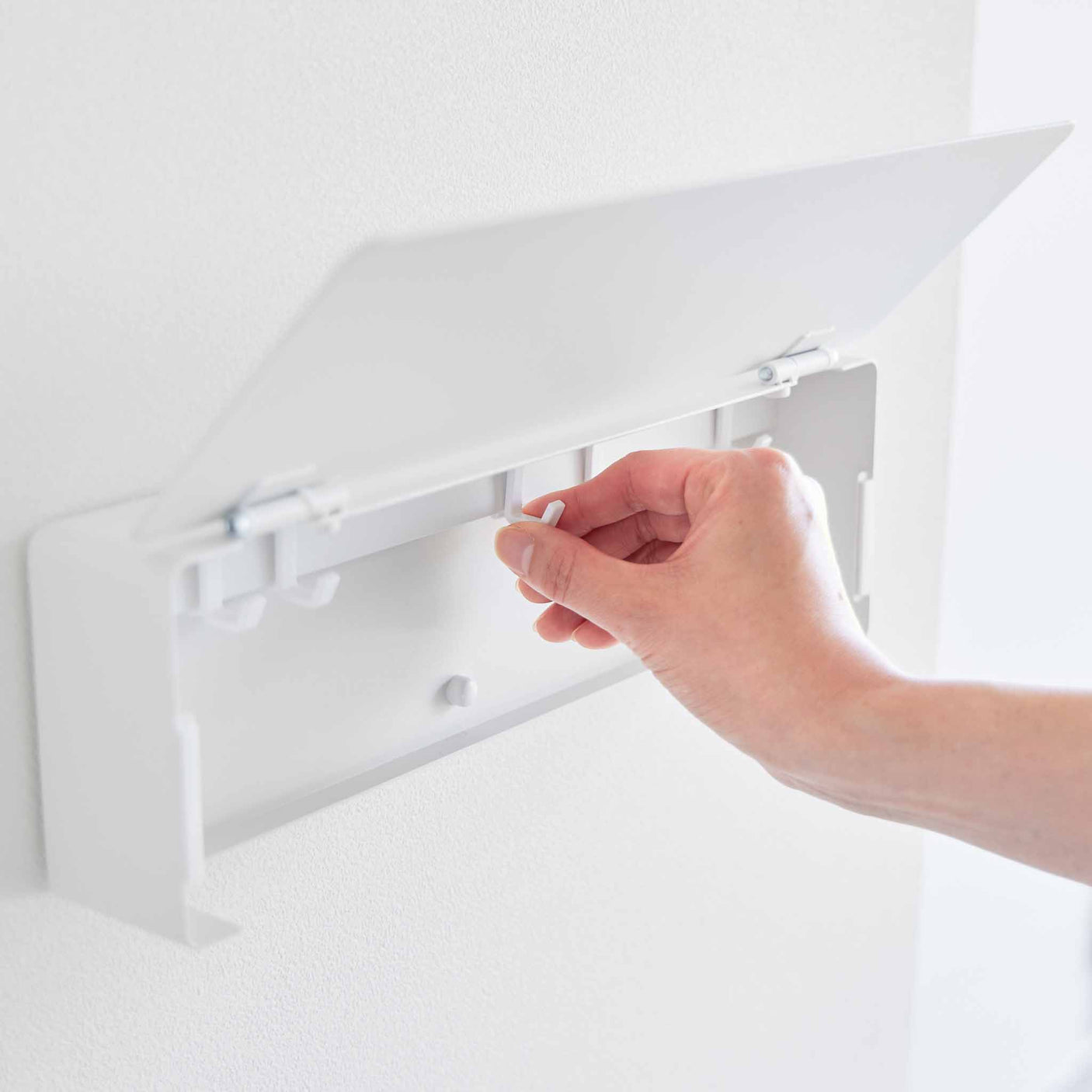 Praktisk nøkkelholder med frontdeksel og justerbare kroker til hjemmet