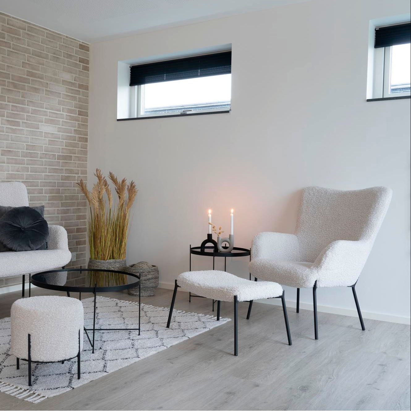 Glasgow stolsett plassert i moderne stue med lyst interiør