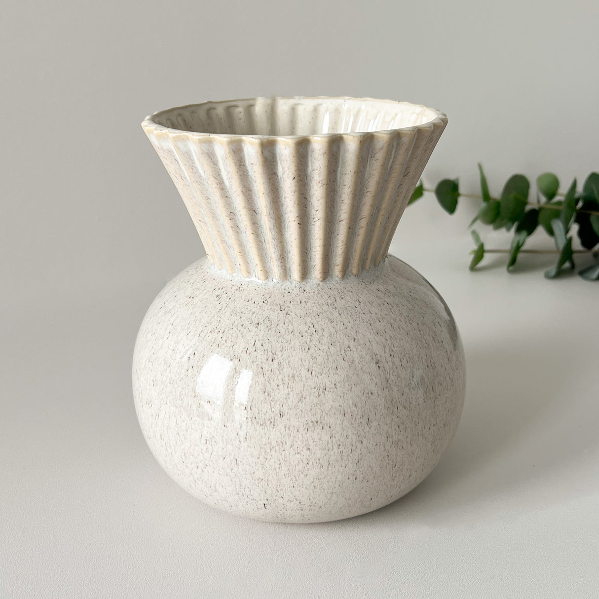 Vase glanset porselen, beige