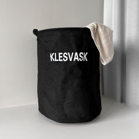 Sort tøjvaskkurv i tekstil 40 x 50 cm