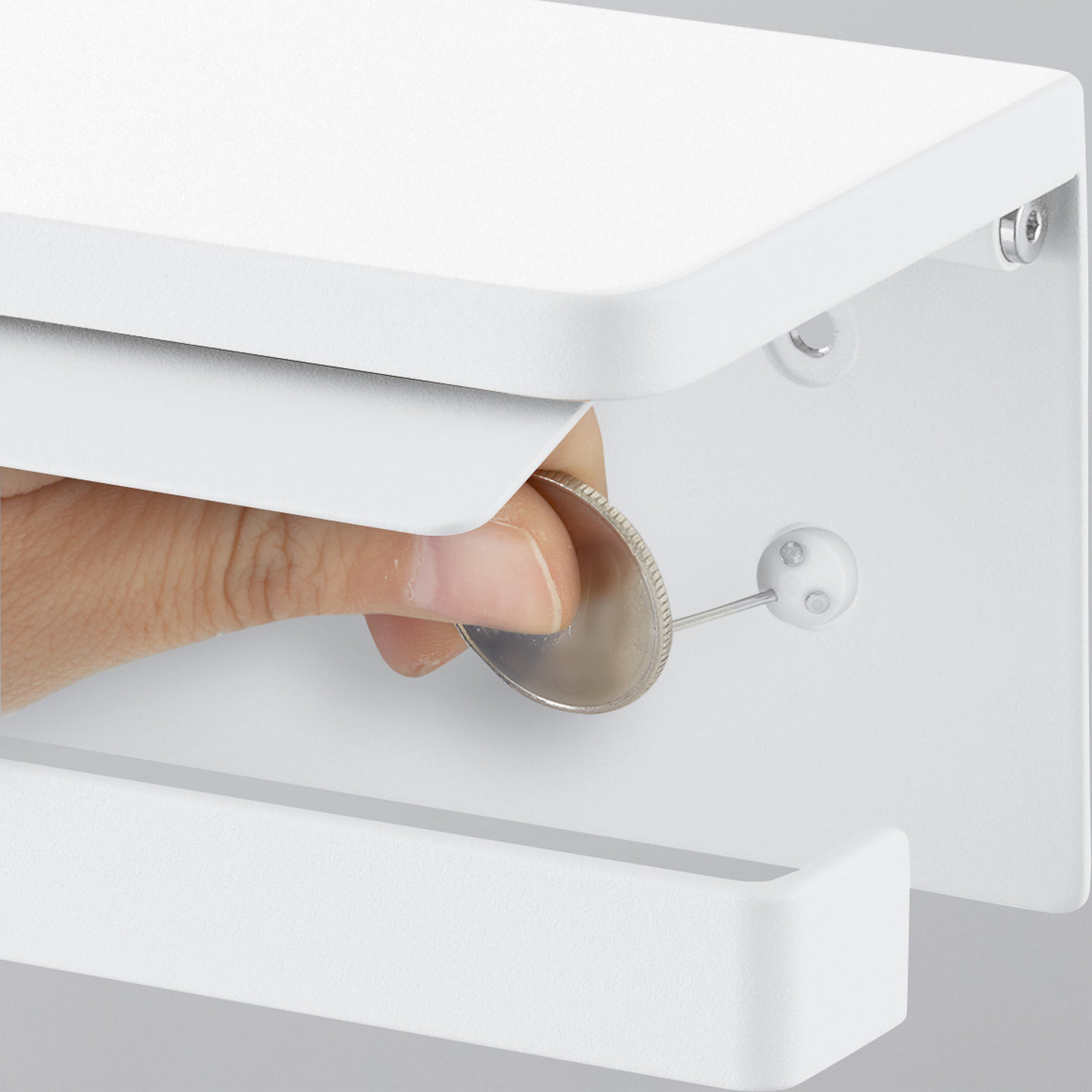 Toalettpapirholder i hvit metall med hylle – funksjonell løsning for moderne bad.