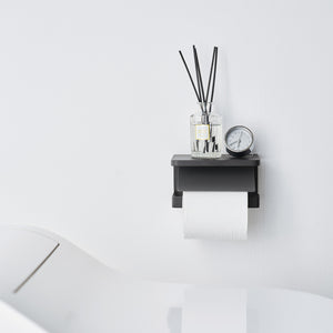 Elegant sort toalettpapirholder i metall, veggmontert modell med hylle til små baderomsartikler