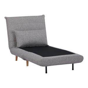 Marlow sovesofa i grå tekstil foldes ut fra stol til seng.