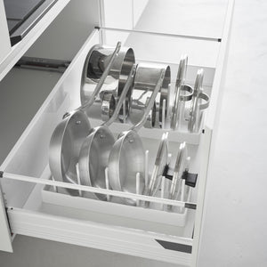 Hvit justerbar holder for gryter og lokk som holder utstyr ryddig og tilgjengelig.