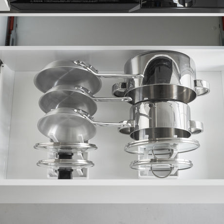 Kjøkkenorganisator med justerbare rom til panner og lokk i hvit farge.