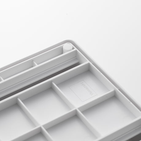 Organisator for kjøkkenutstyr med fleksible rom og sklisikker base.