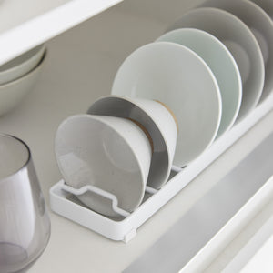 Kompakt hvitt stativ til skåler og kopper – praktisk oppbevaring i kjøkkenskap.