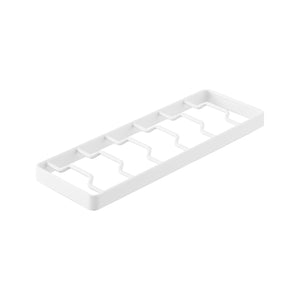 Praktisk hvitt stativ for oppbevaring av serveringsboller og salatskåler i kjøkkenskap.