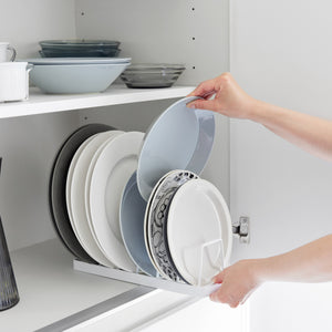 Tallerkenholder i hvit plast med silikonføtter for stabil oppbevaring på kjøkkenet.