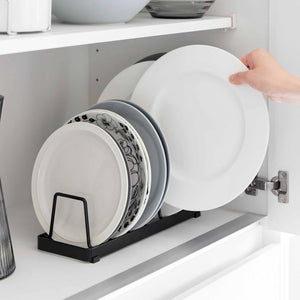 Organisert tallerkenoppbevaring i kjøkkenskap
