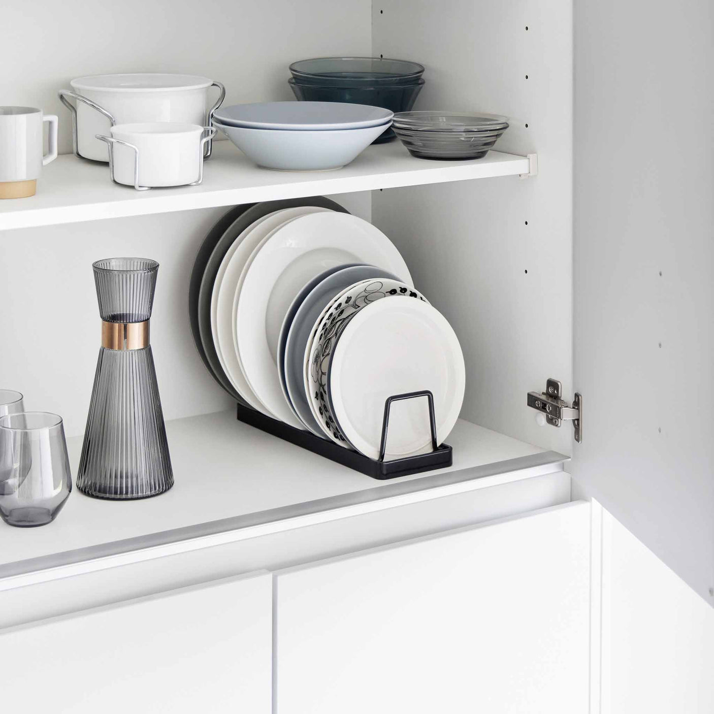 Vertikal tallerkenoppbevaring i kjøkkenskap med stativ