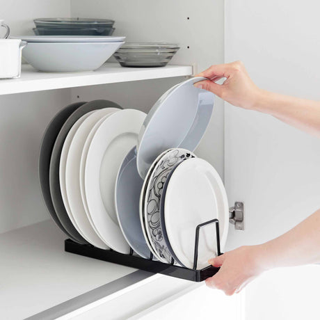 Tallerkenholder sort med plass til flere middagstallerkener