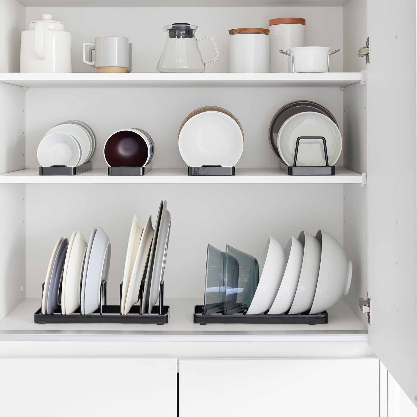 Tallerkenstativ sort for vertikal oppbevaring av tallerkener i skap