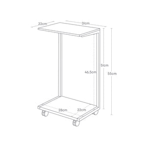 Kompakt sidebord i hvit med hjul og naturfarget topp ved sofa og lenestol.