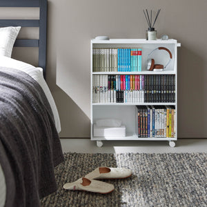 Detaljbilde av hvit oppbevaringsvogn med tre åpne hyller.