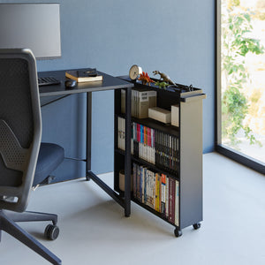 Sort vogn med hjul brukt til oppbevaring av blader og kontorutstyr