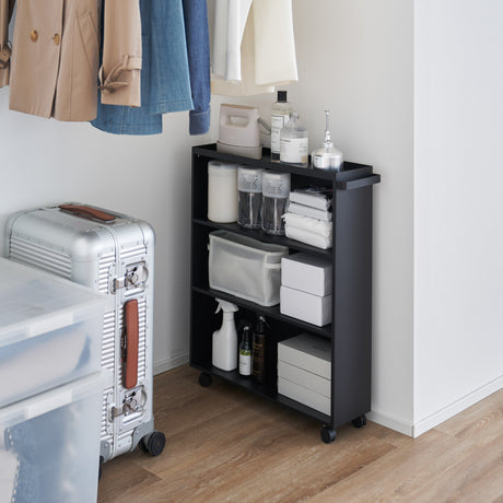 Mobil hyllevogn i sort brukt på hjemmekontor med dokumenter og mapper.