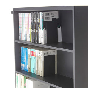 Flyttbar bokhylle i sort farge brukt til oppbevaring av bøker og permer.