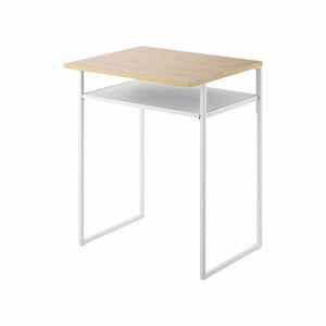 Sidebord med treplate og hvit stålramme med uttrekkbar hylle isolert på hvit bakgrunn