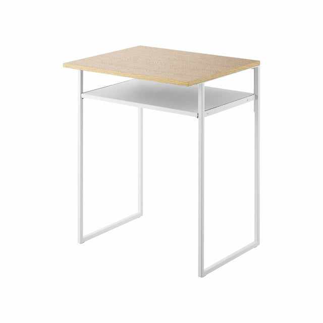 Sidebord med treplate og hvit stålramme med uttrekkbar hylle isolert på hvit bakgrunn