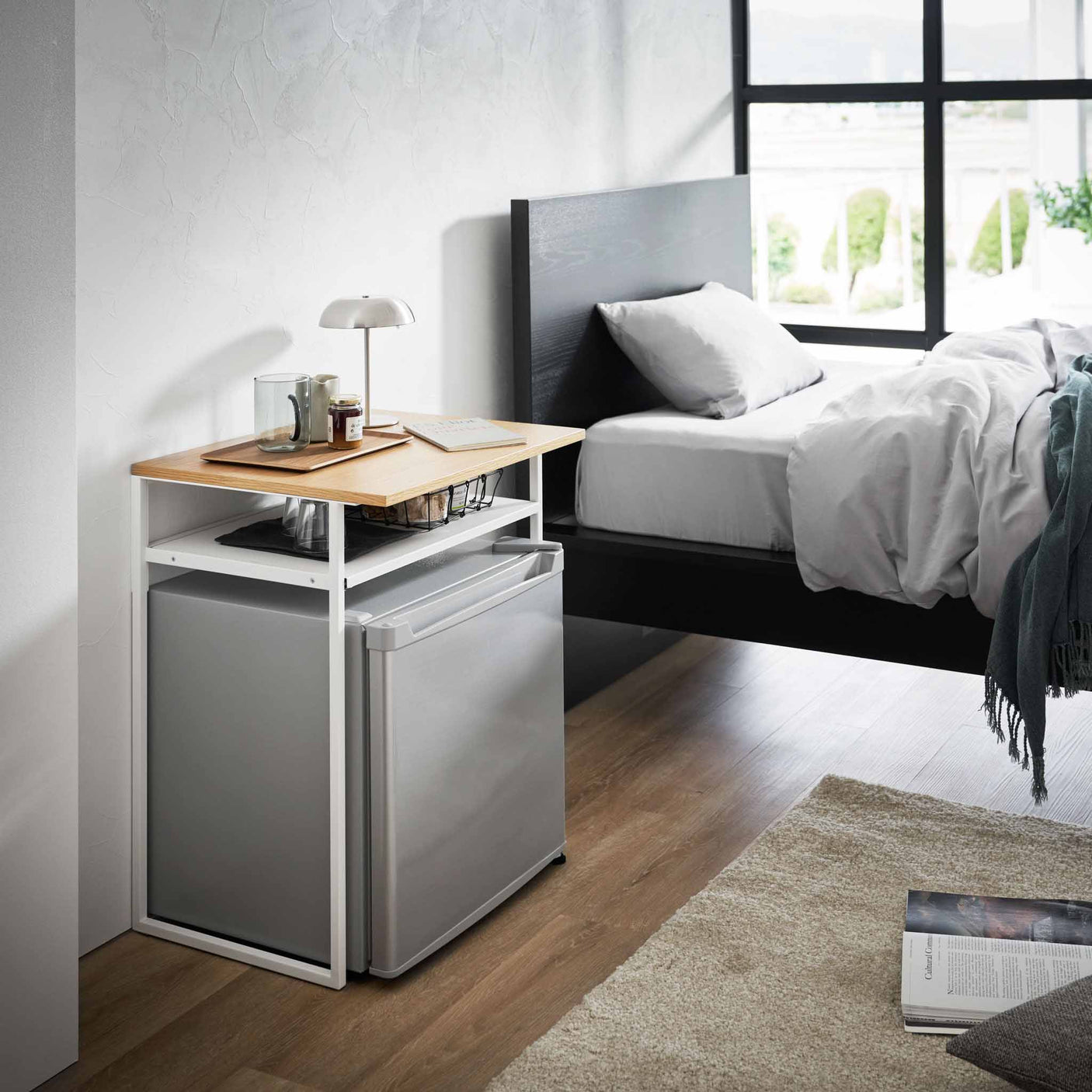 Sidebord med treplate brukt som nattbord ved seng