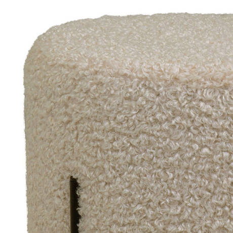 Rund puff med myk teddytekstur og sorte ben i metall