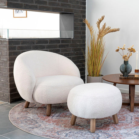 Fotskammel i lys farge med naturlige treben i valnøtt-look