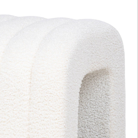 Unik puff i hvit bouclé med åpen U-form